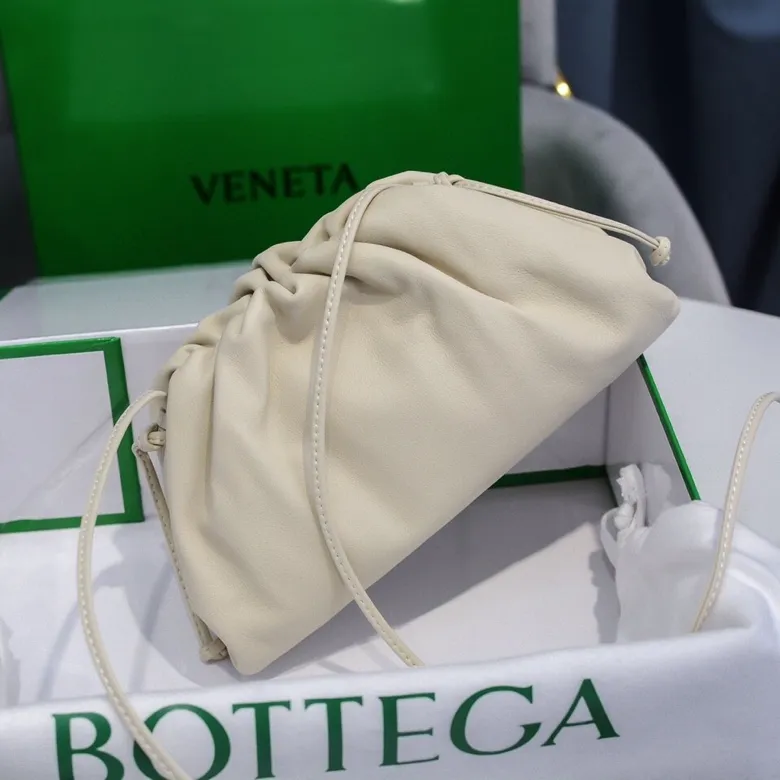 Batch 1120 Bottega Veneta cloud bag ☁️POUCH series Original plain calfskin, super low-key and attractive, soft and casual. Major internet celebrity bloggers are crazy about calling it fashionable and classy, ​​lazy and intellectual. Small size: 23*13*8 (small cloud plain) off-white, model: 6671
